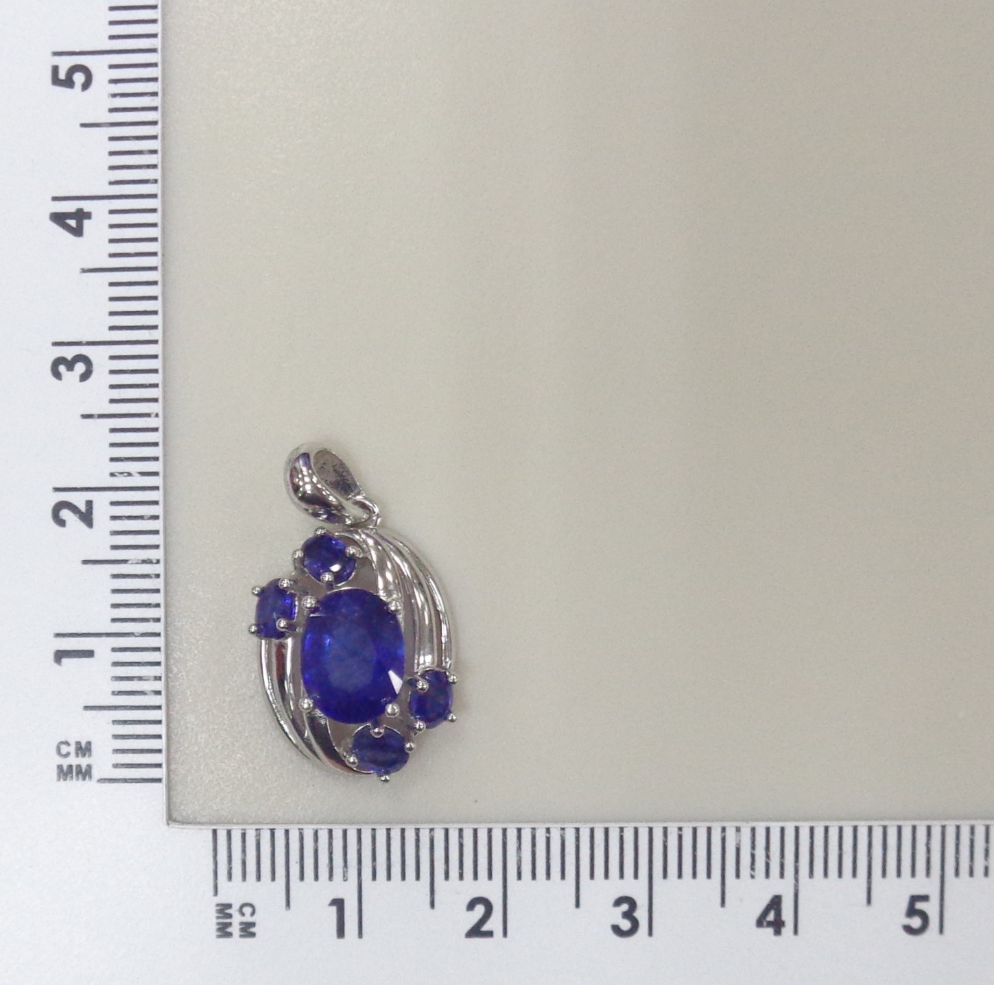 Серебряная подвеска с сапфирами